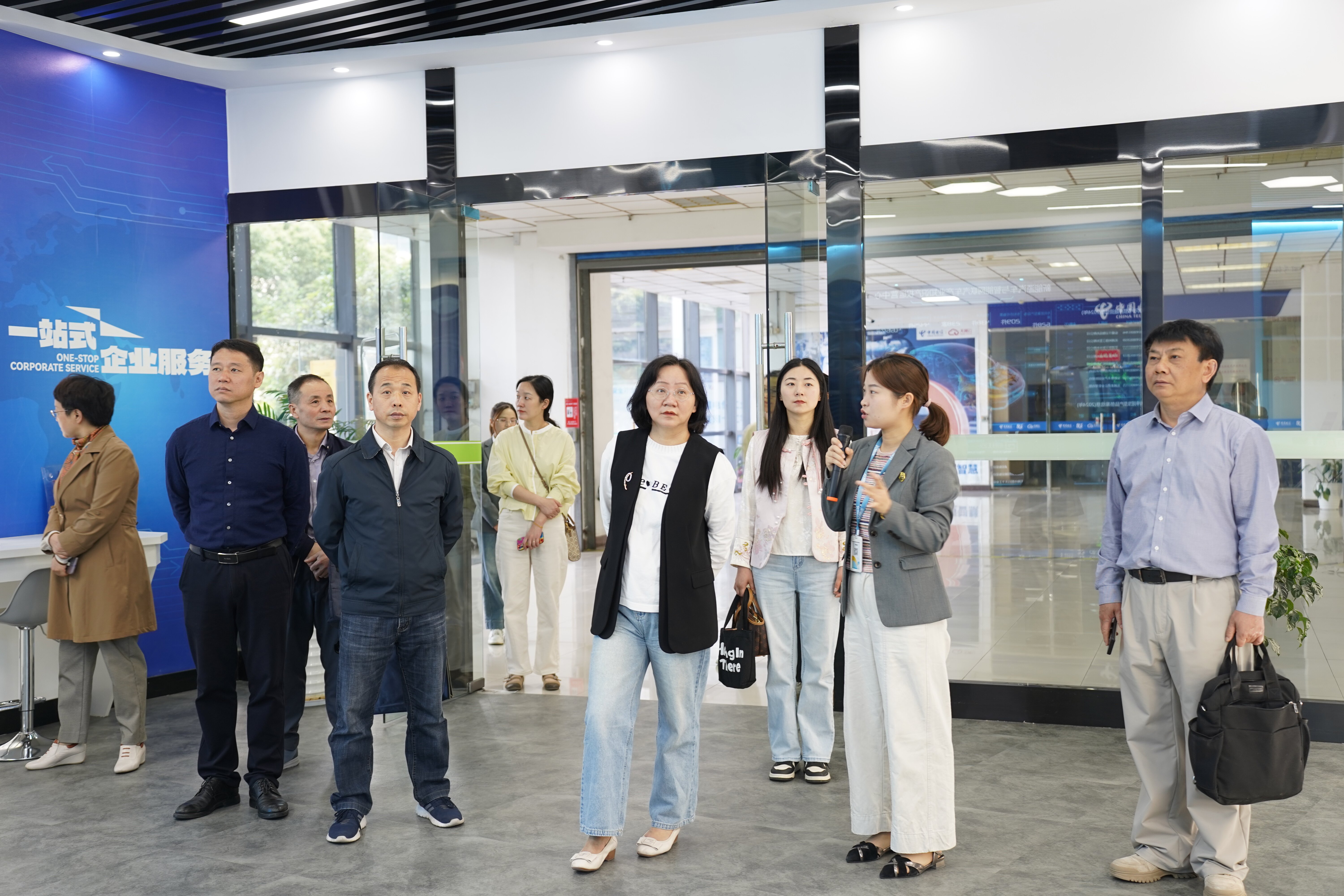 弋江区人大常委会副主任李莉一行莅临易恒云创参观调研