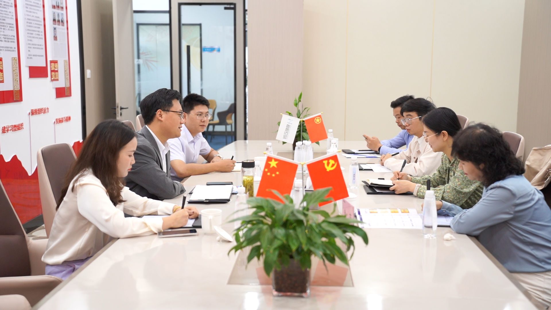 铜陵市五松镇党委副书记、镇长郑秋艳一行莅临易恒云创参观调研(图3)