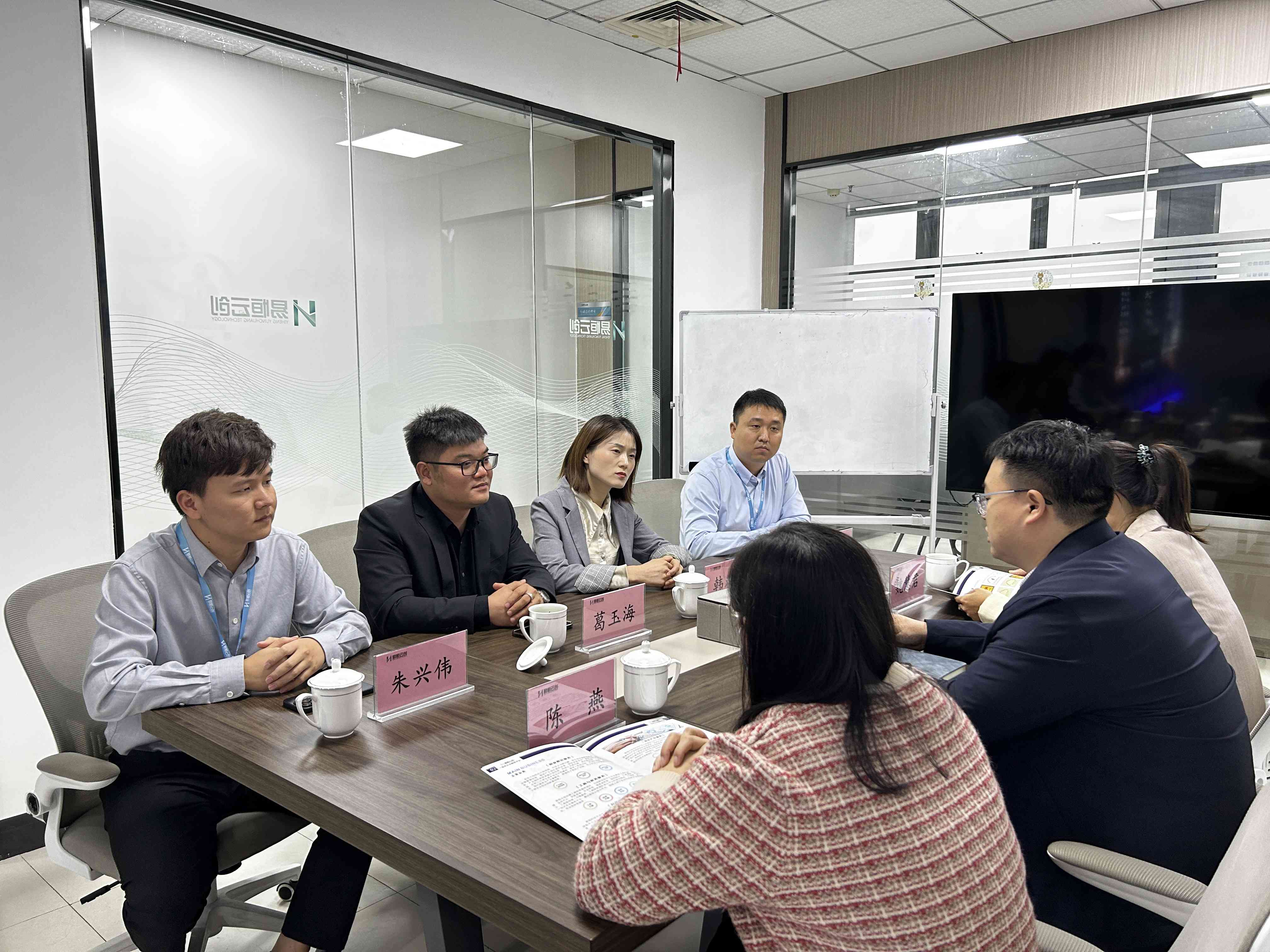 皖南医学院科研处调研组一行莅临易恒云创参观交流(图2)