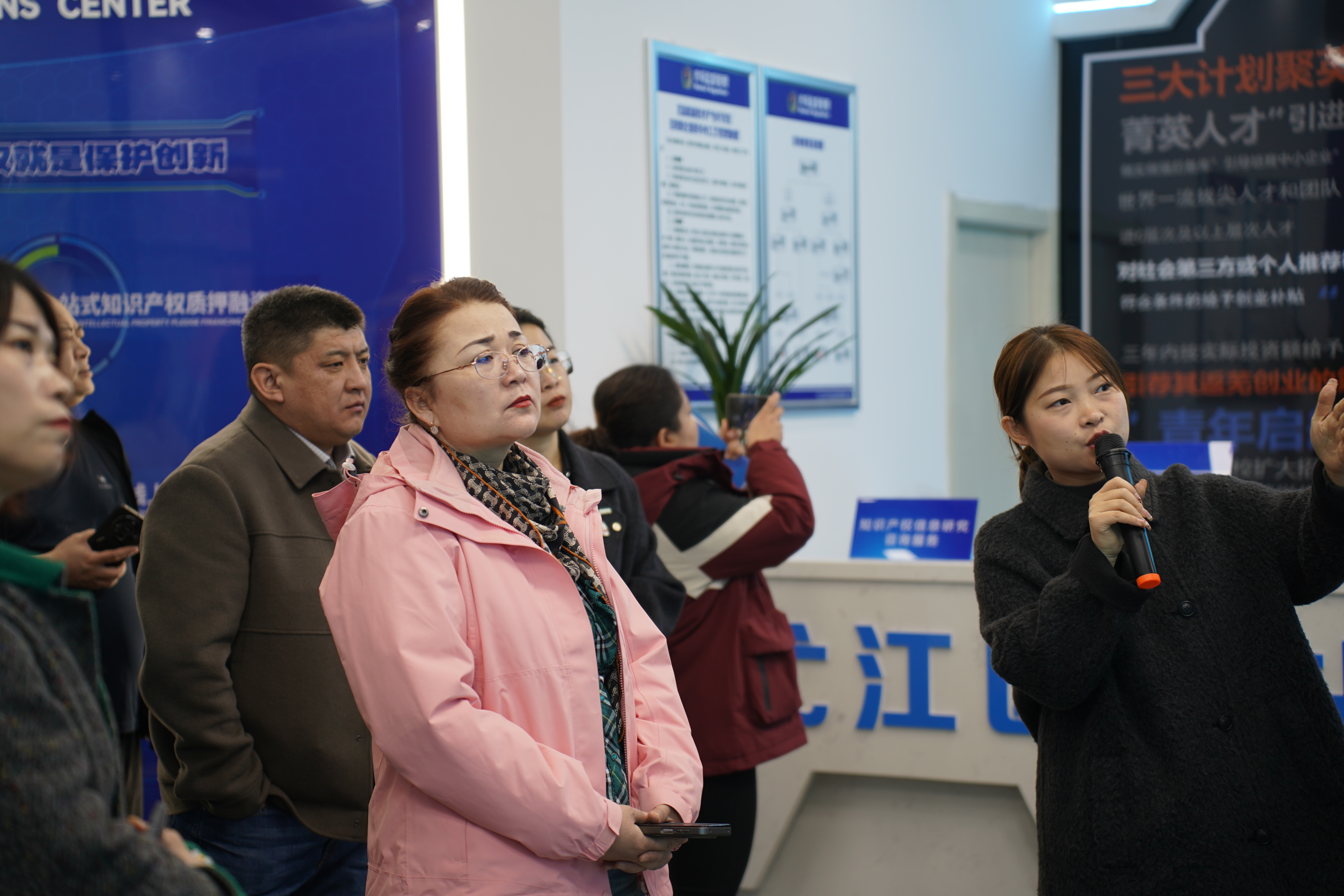 新疆维吾尔自治区塔城地区人社局一行莅临易恒云创参观调研(图2)