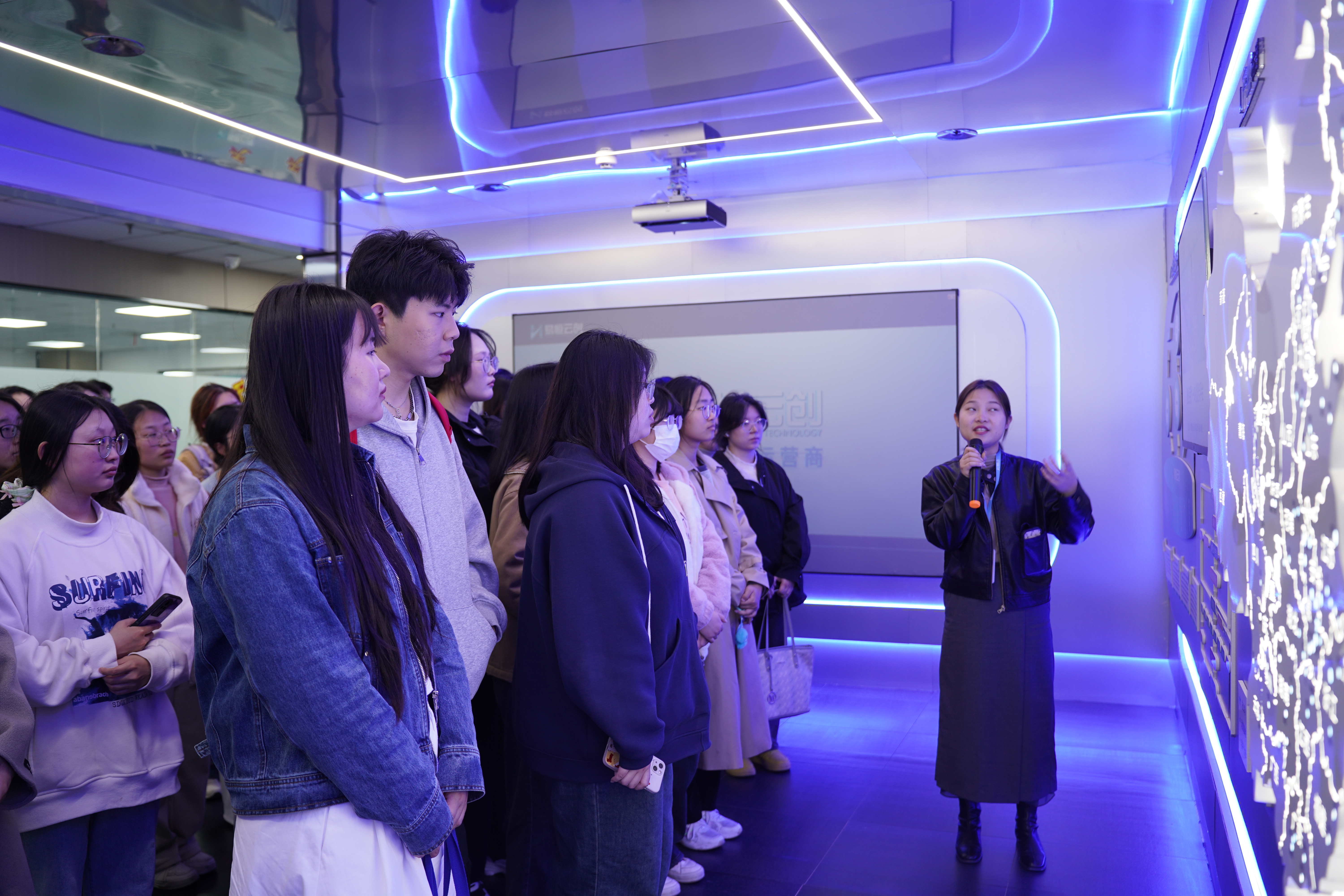 安师大入党积极分子示范培训班学员来易恒云创参观学习(图4)