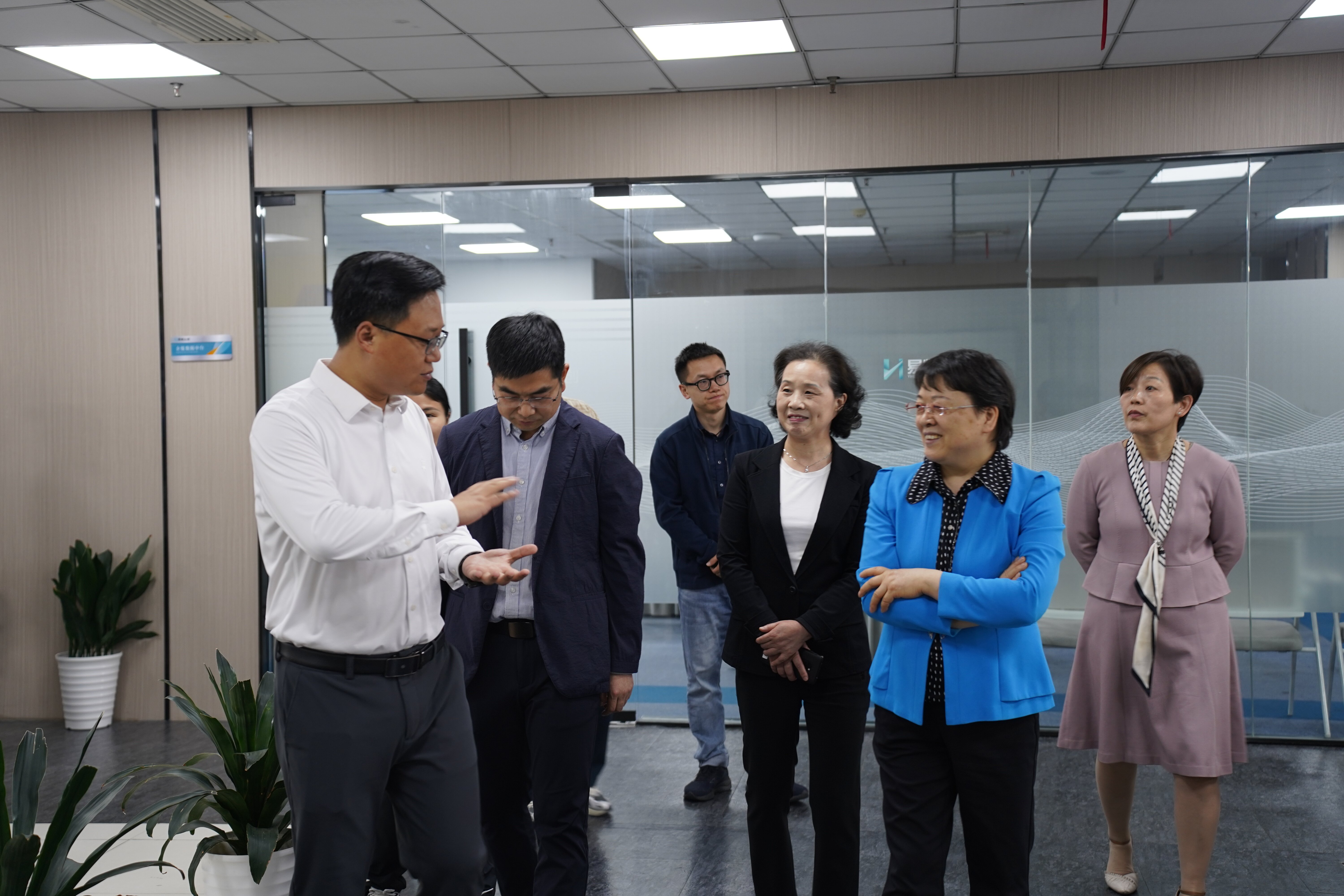 安徽省政协副主席罗平一行莅临易恒云创参观调研(图3)