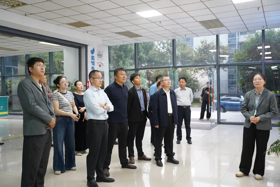 宿州市人社局副局长何龙一行莅临易恒云创参观调研(图1) 宿州市人社局副局长何龙一行莅临易恒云创参观调研(图1)